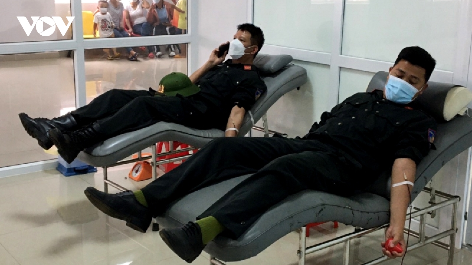 Chiến sĩ cảnh sát cơ động kịp thời hiến máu cứu bệnh nhi Thalassemia bị mắc Covid-19