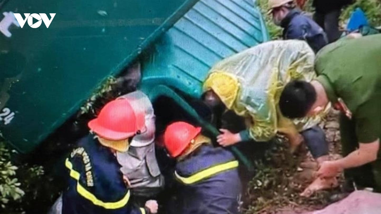 Cắt cabin, cứu 2 nạn nhân mắc kẹt trong ô tô gặp tai nạn ở Hà Nội