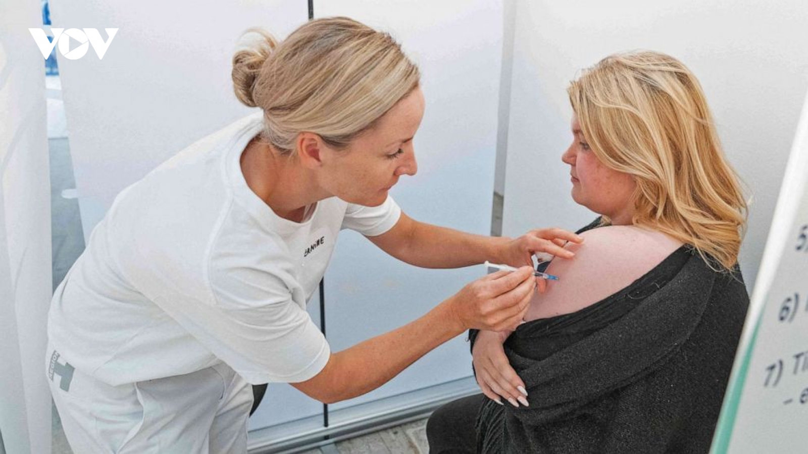 Quốc gia đầu tiên dừng chiến dịch tiêm vaccine ngừa Covid-19