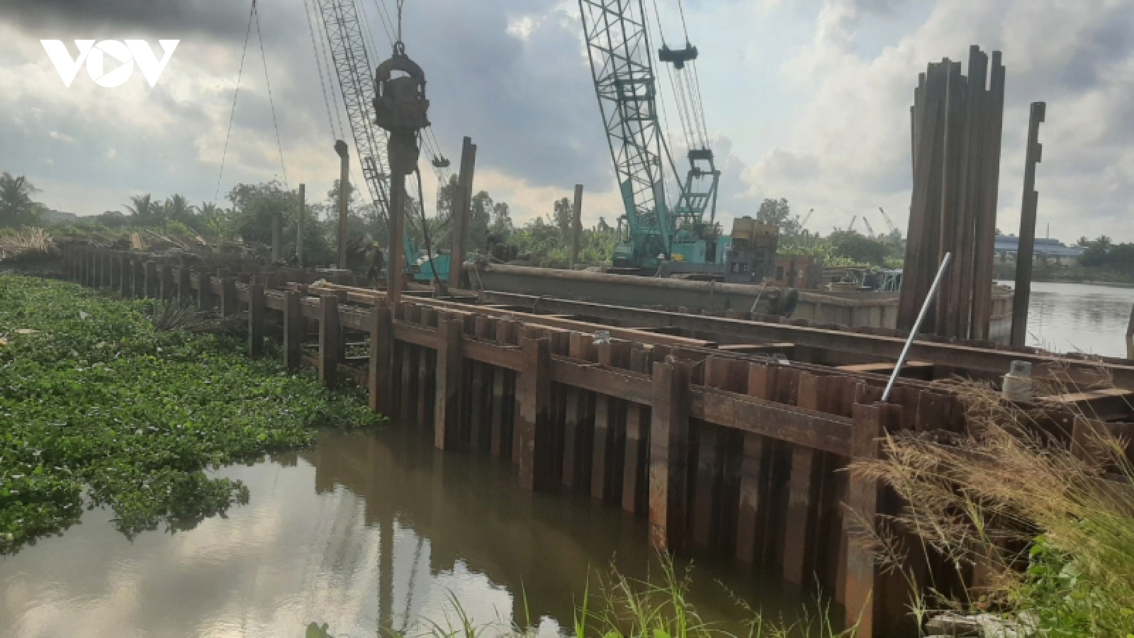 Nước mặn giảm sâu, khẩn trương tháo dỡ đập thép ngăn mặn kém hiệu quả ở Tiền Giang