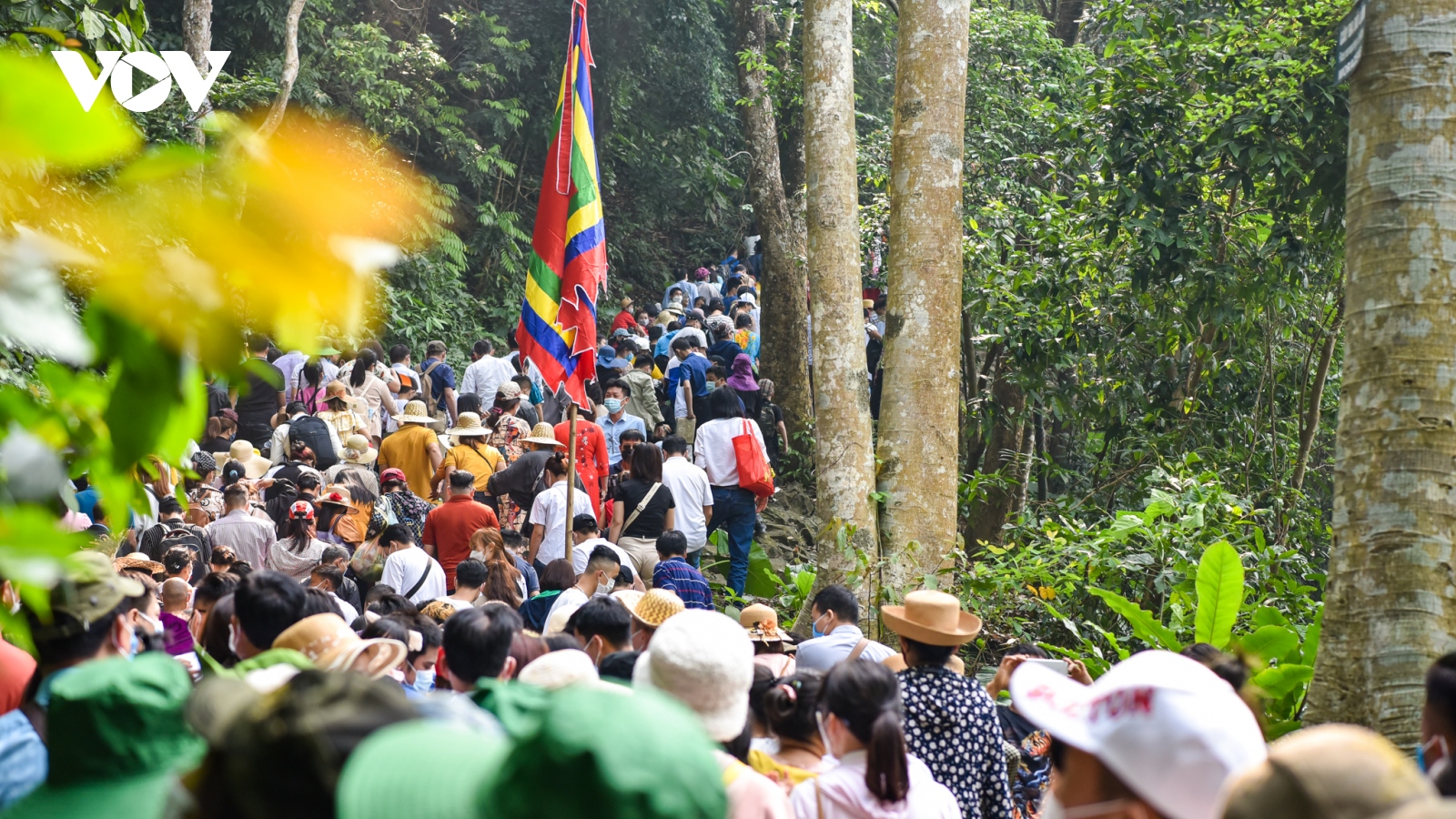 Hơn 20.000 lượt khách đến Đền Hùng trong ngày 9/4