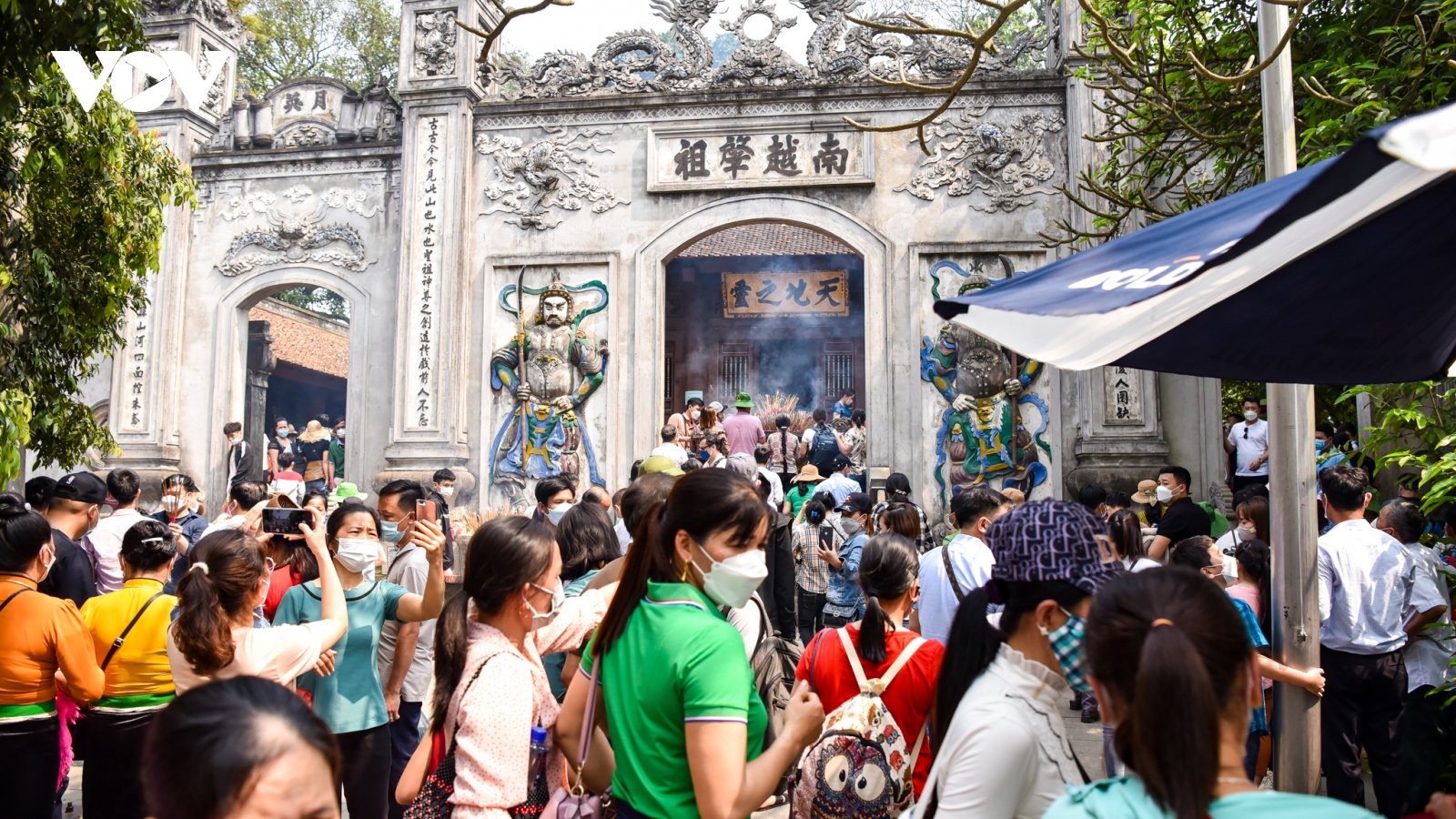 Hàng vạn người nô nức đổ về Đền Hùng trước ngày Giỗ Tổ
