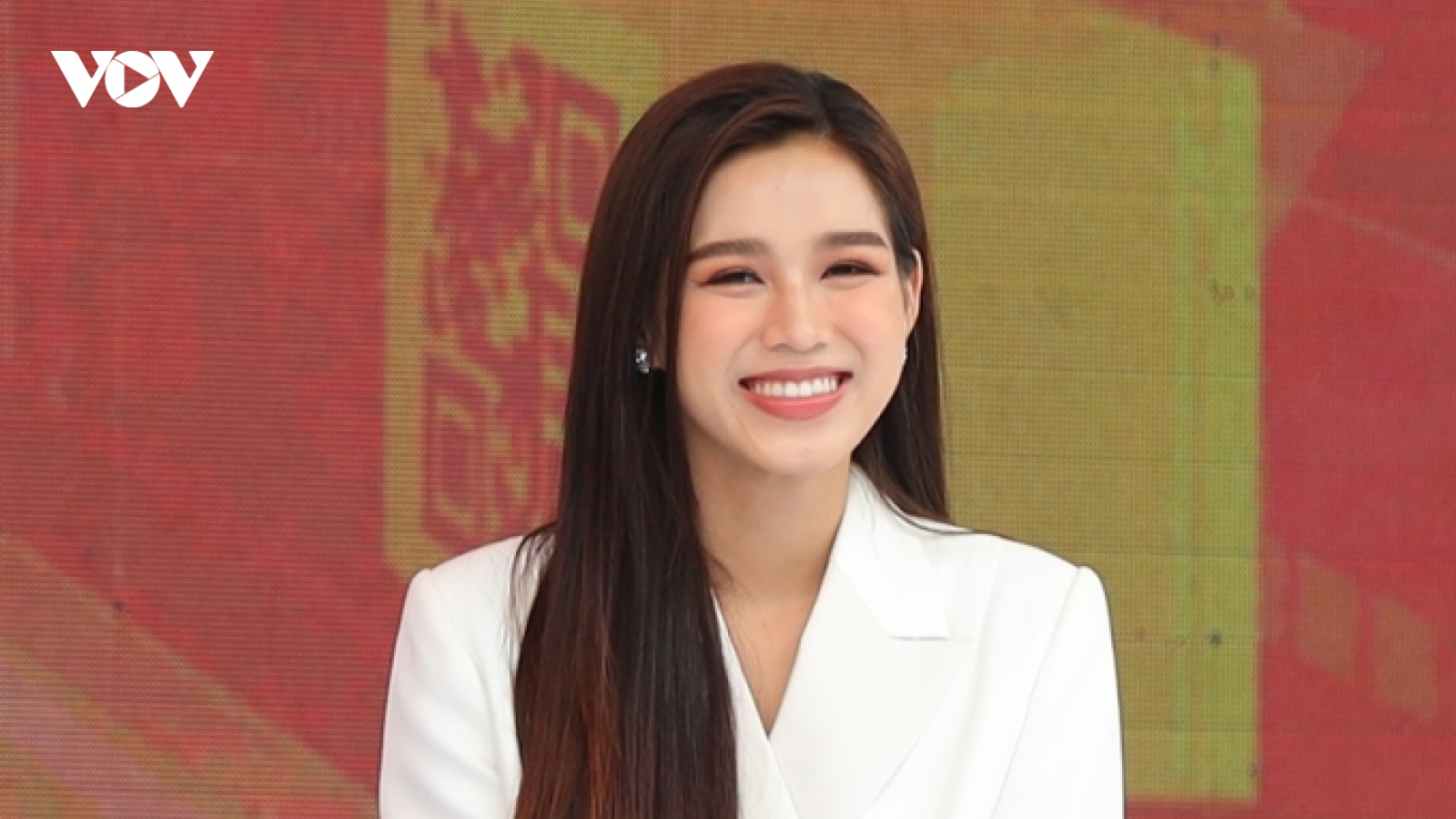 Hoa hậu Đỗ Thị Hà: "Tôi phải tranh thủ mọi lúc mọi nơi để học"