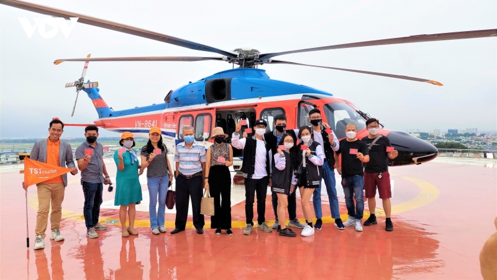 Du khách hào hứng được “Ngắm TP. HCM từ trên cao” bằng trực thăng