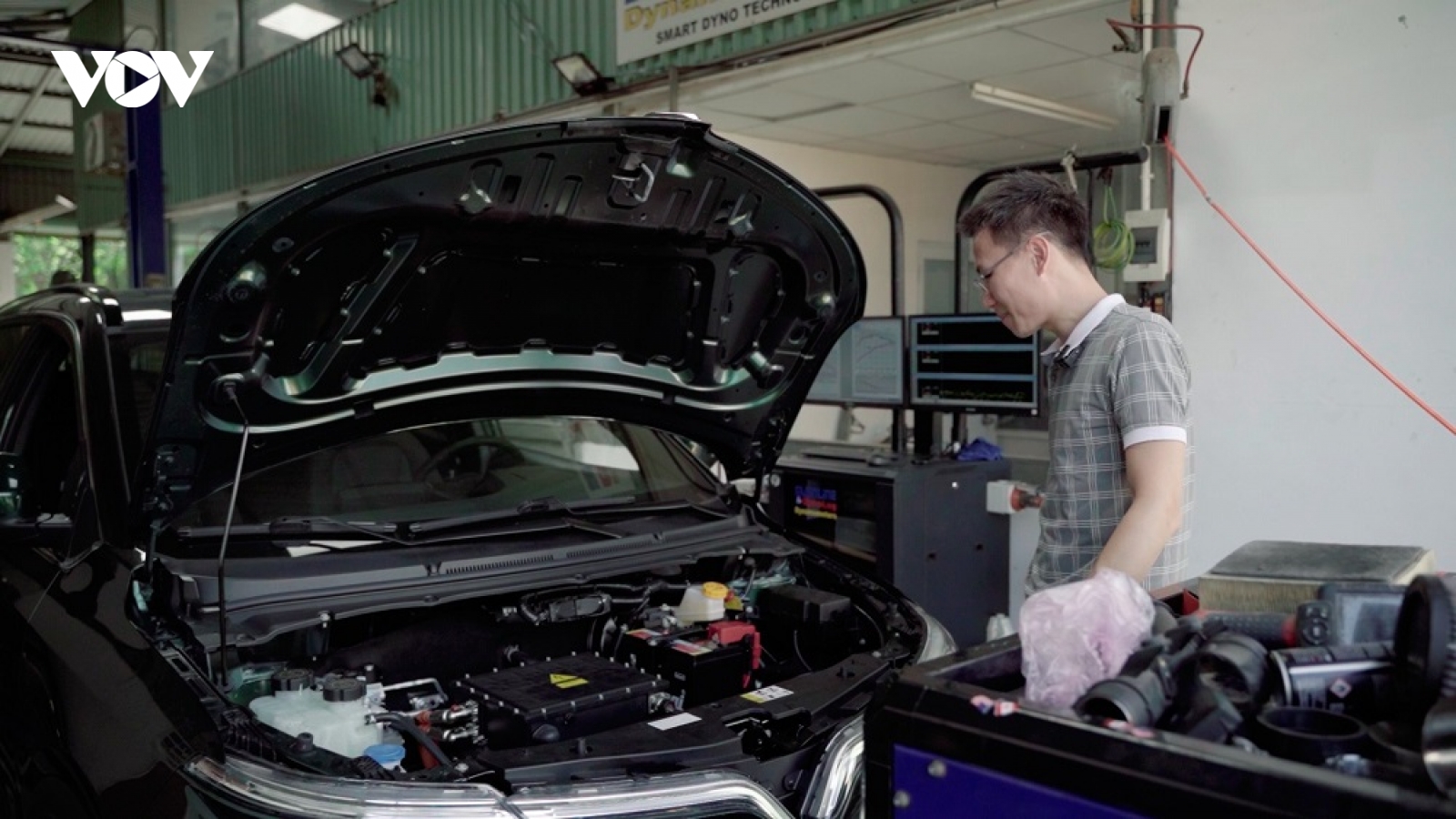 Dùng máy Dyno “test” xe VinFast VF e34: Xe điện vận hành khác xe xăng thế nào?