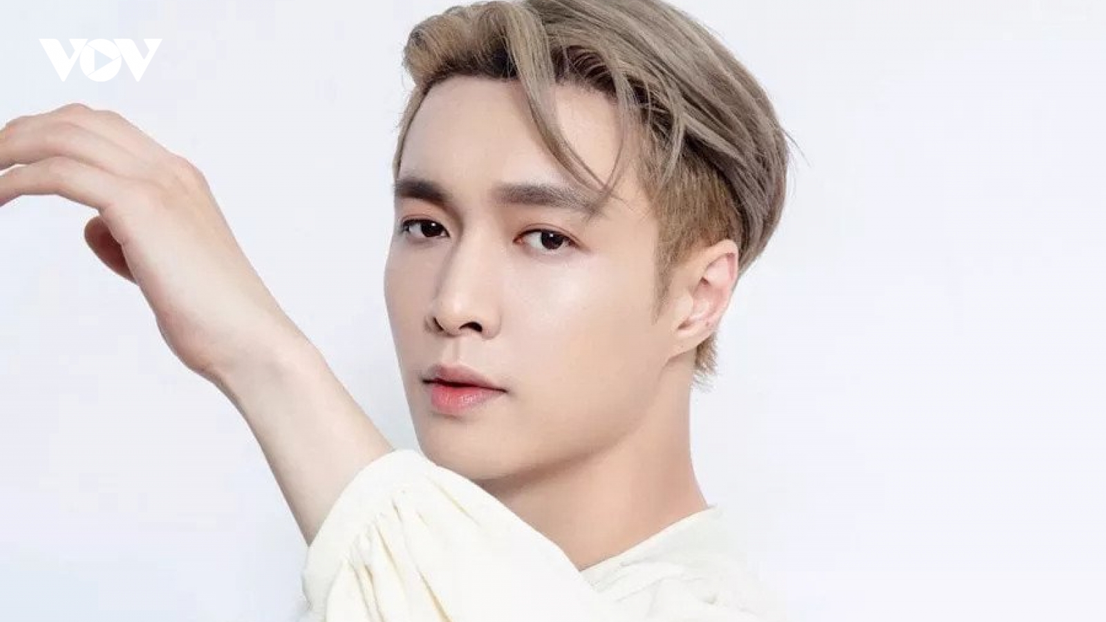 Lay (EXO) thông báo rời công ty SM Entertainment