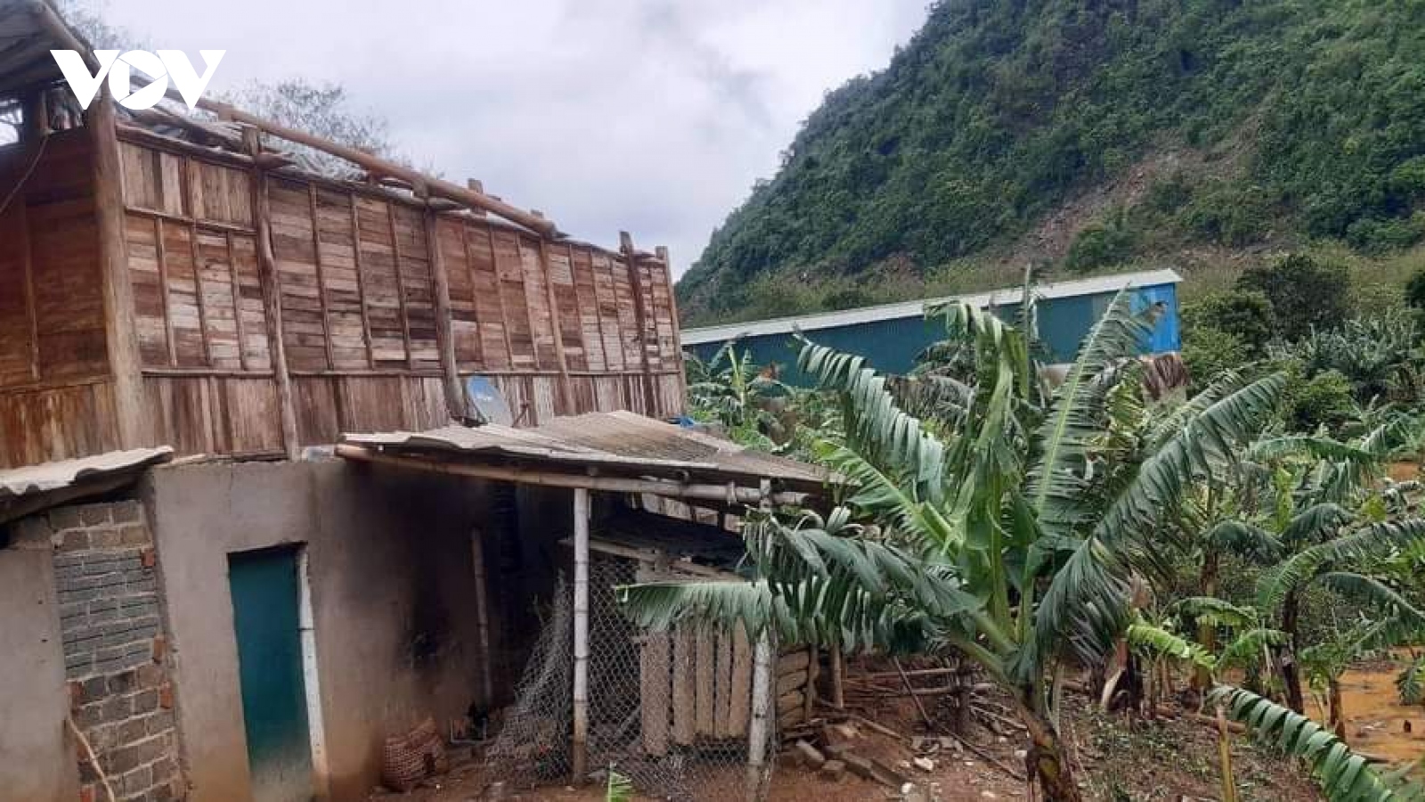 Giông lốc khiến nhiều nhà dân ở xã Búng Lao, huyện Mường Ảng bị hư hại