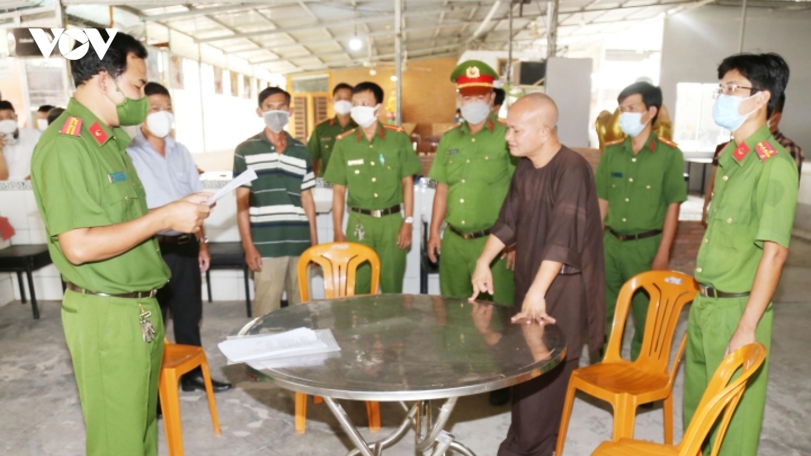 Tự nhận là thầy tu, nhận nuôi trẻ em rồi đánh đập