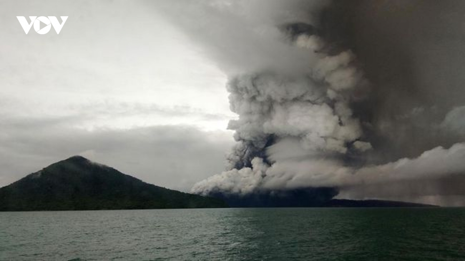 Núi lửa trên biển phun trào, tro bụi phủ kín khu dân cư ven biển ở Indonesia