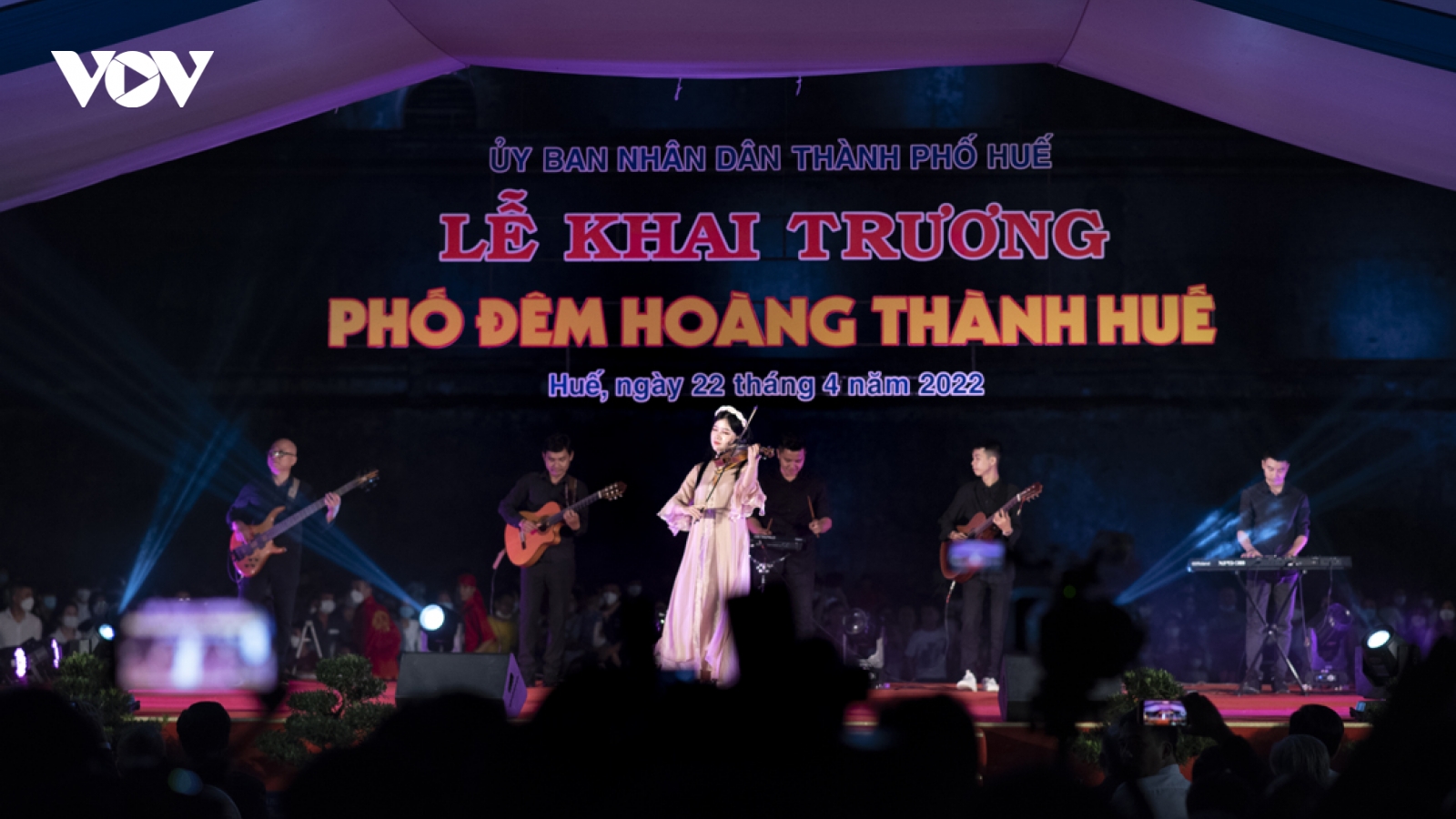 Rộn ràng phố đêm Hoàng thành Huế