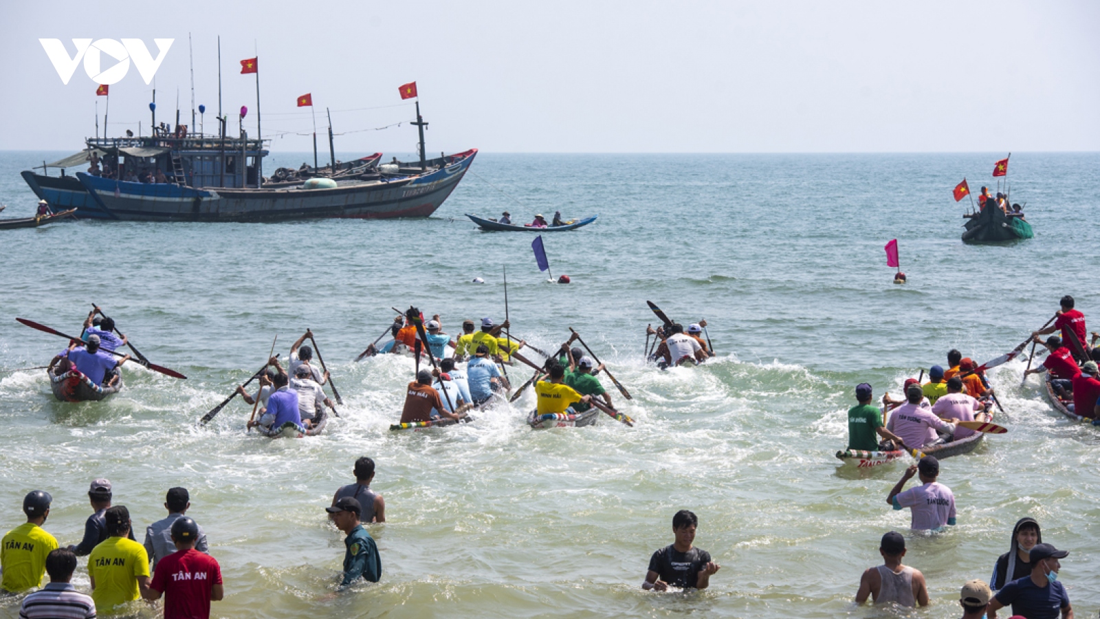 Sôi nổi cuộc đua thuyền trên biển Thuận An