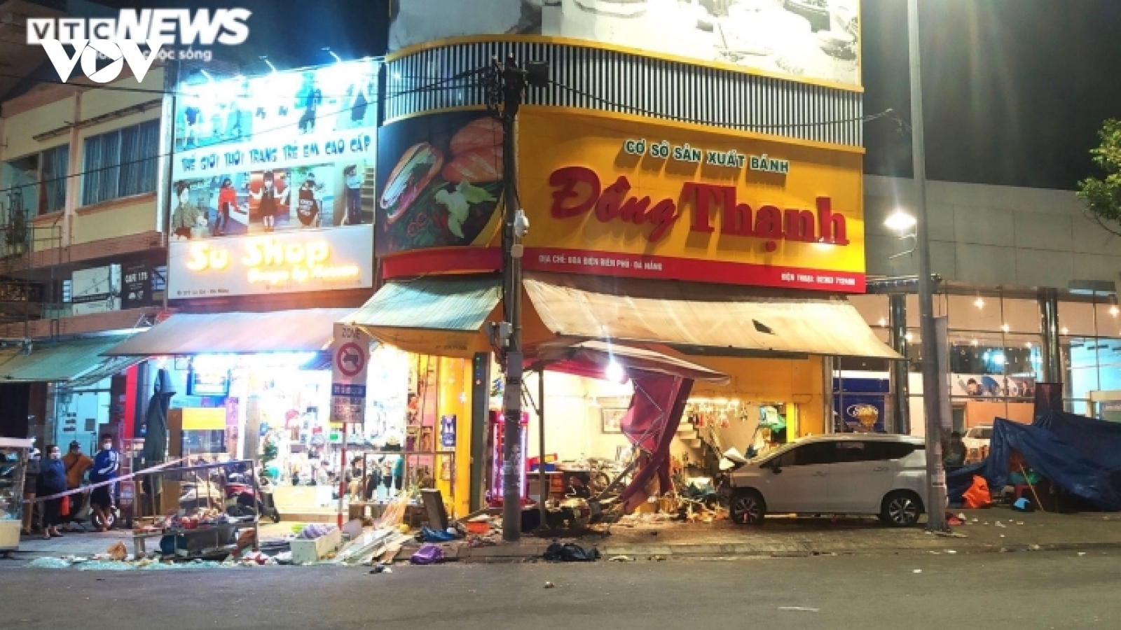 Xe 7 chỗ tông vào tiệm bánh mì, 6 người bị thương: Tài xế dương tính với ma túy