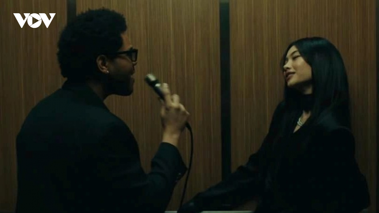 Ngôi sao "Squid game" Jung Ho Yeon tình tứ với The Weeknd trong MV mới