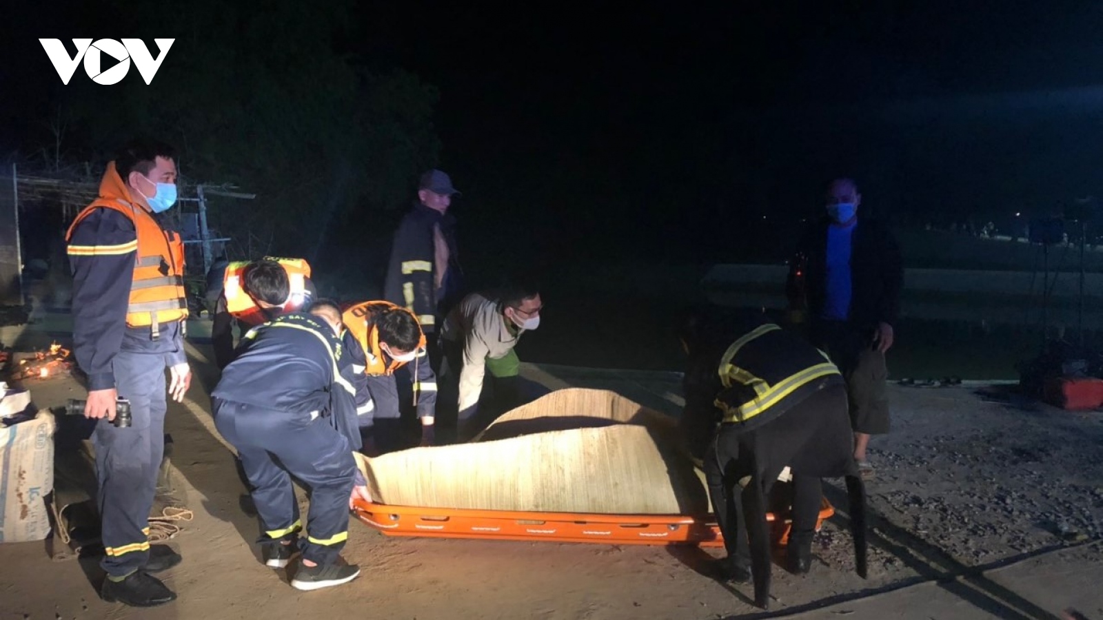 Trắng đêm tìm kiếm 5 nữ sinh đuối nước ở Thanh Hóa