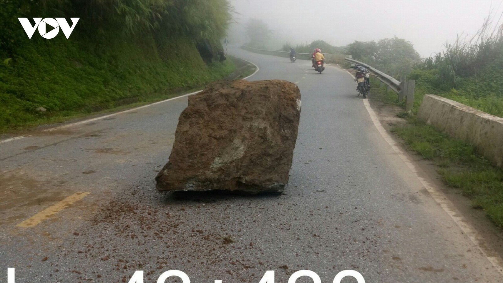 Nhiều điểm đá rơi nguy hiểm trên Quốc lộ 279, đoạn qua đèo Tằng Quái (Điện Biên)