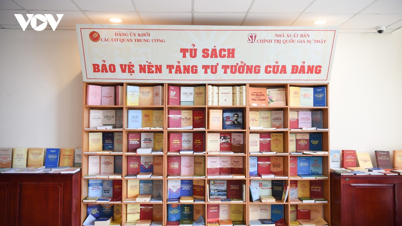 Giới thiệu, trưng bày Tủ sách Bảo vệ nền tảng tư tưởng của Đảng và Tủ sách Chi bộ điện tử