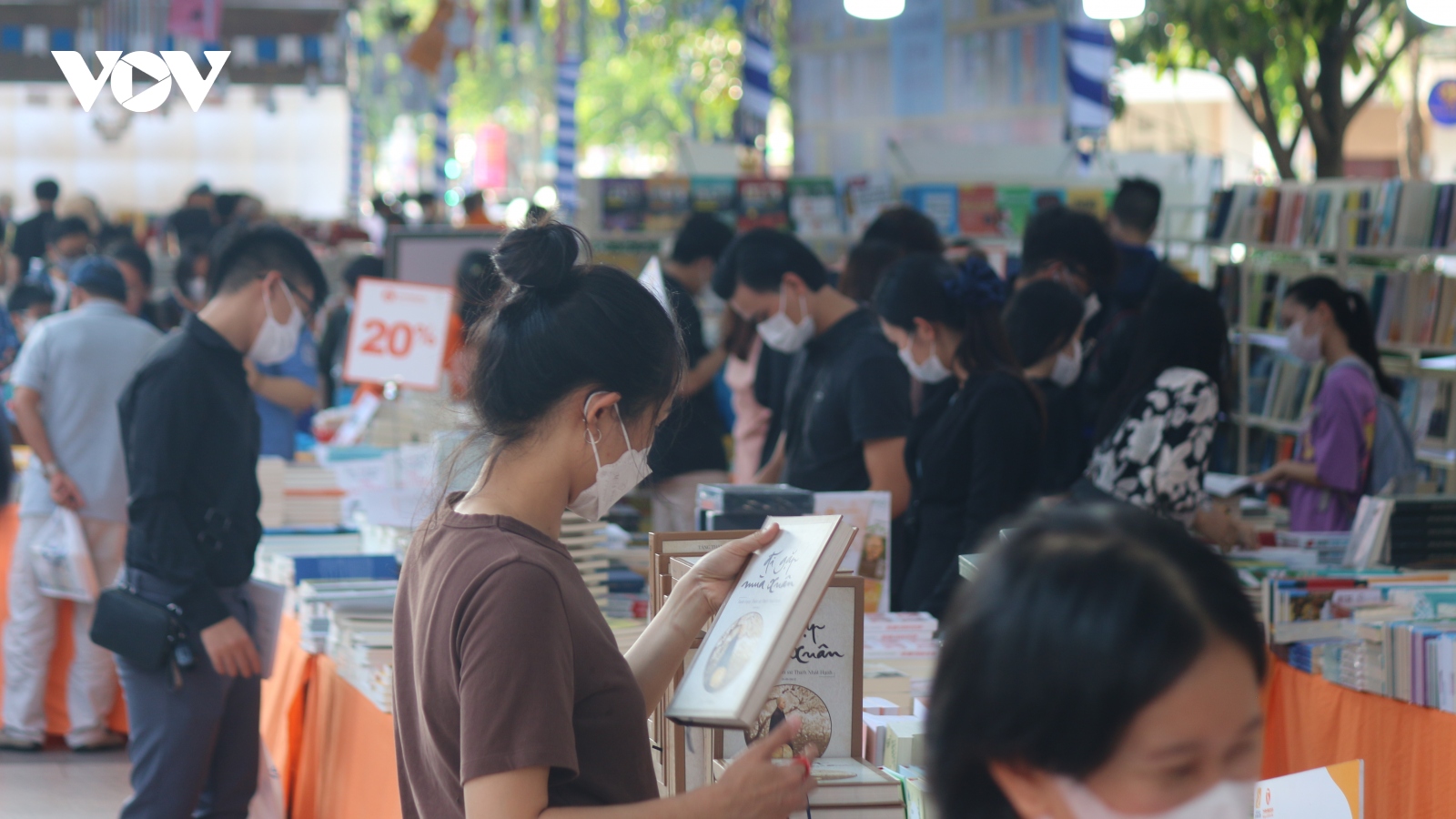 Người dân TP.HCM thích thú với không gian Ngày hội sách và văn hóa đọc Việt Nam