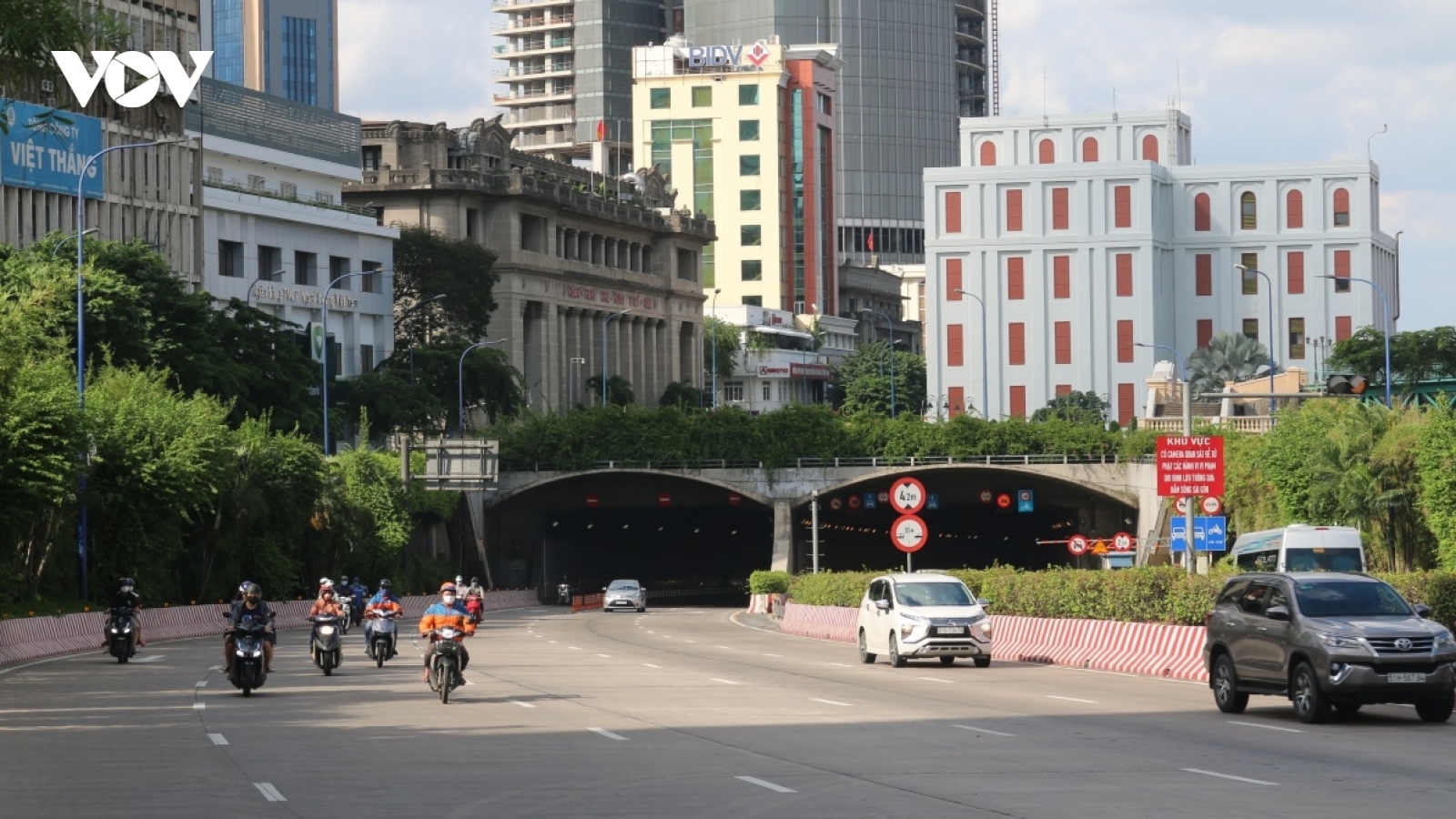 TP.HCM cấm xe máy lưu thông qua hầm Thủ Thiêm trong giờ bắn pháo hoa 30/4