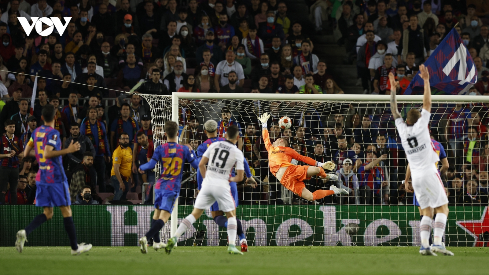 Kết quả Europa League: Barca bị loại, West Ham gặp Frankfurt ở bán kết