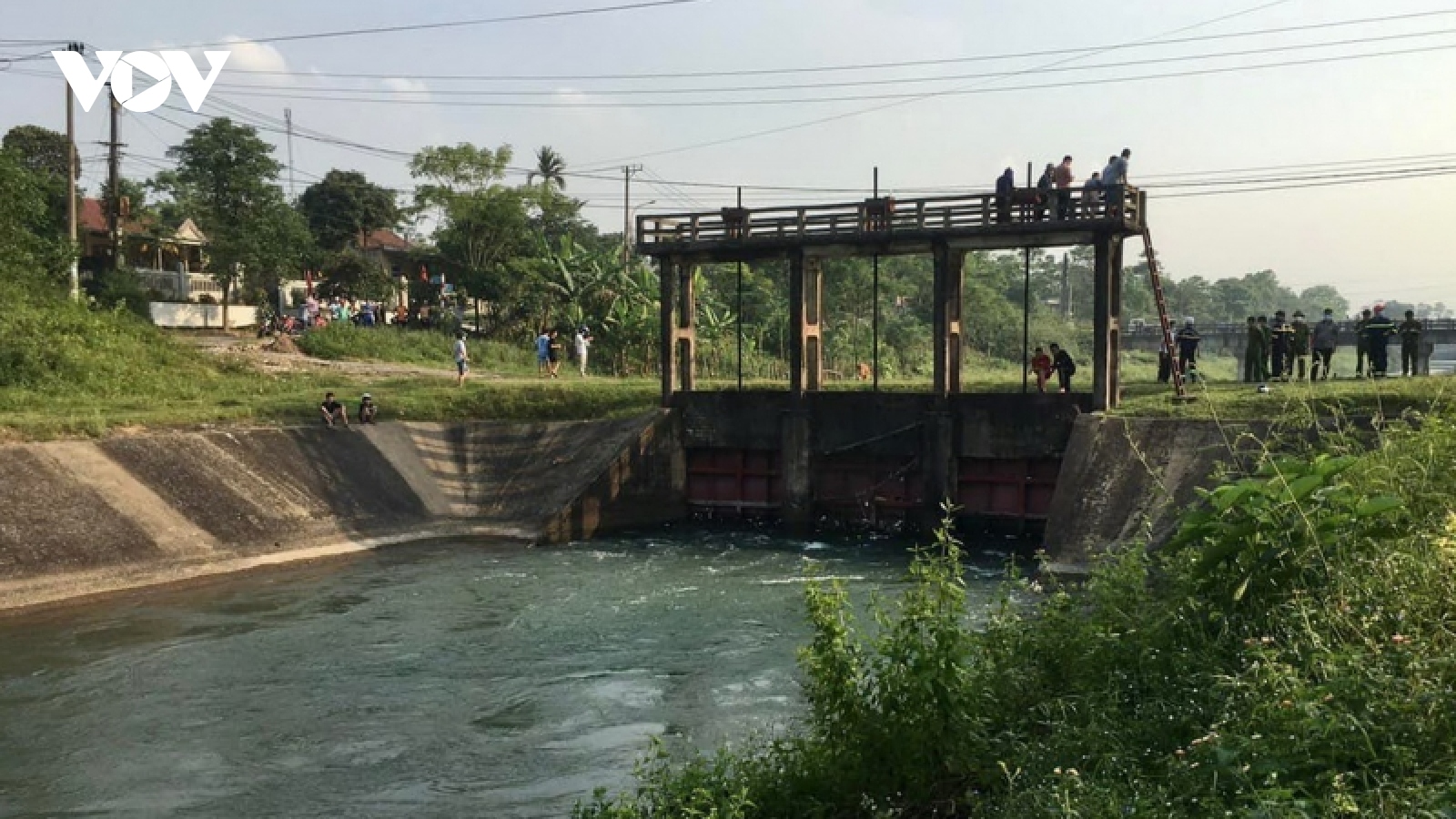 Quảng Trị: Rơi xuống kênh thủy lợi, 2 học sinh đuối nước