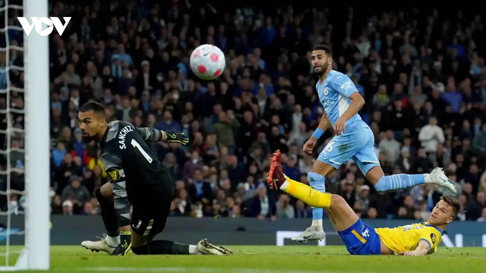 Thần may mắn trợ giúp, Man City trở lại ngôi đầu Ngoại hạng Anh