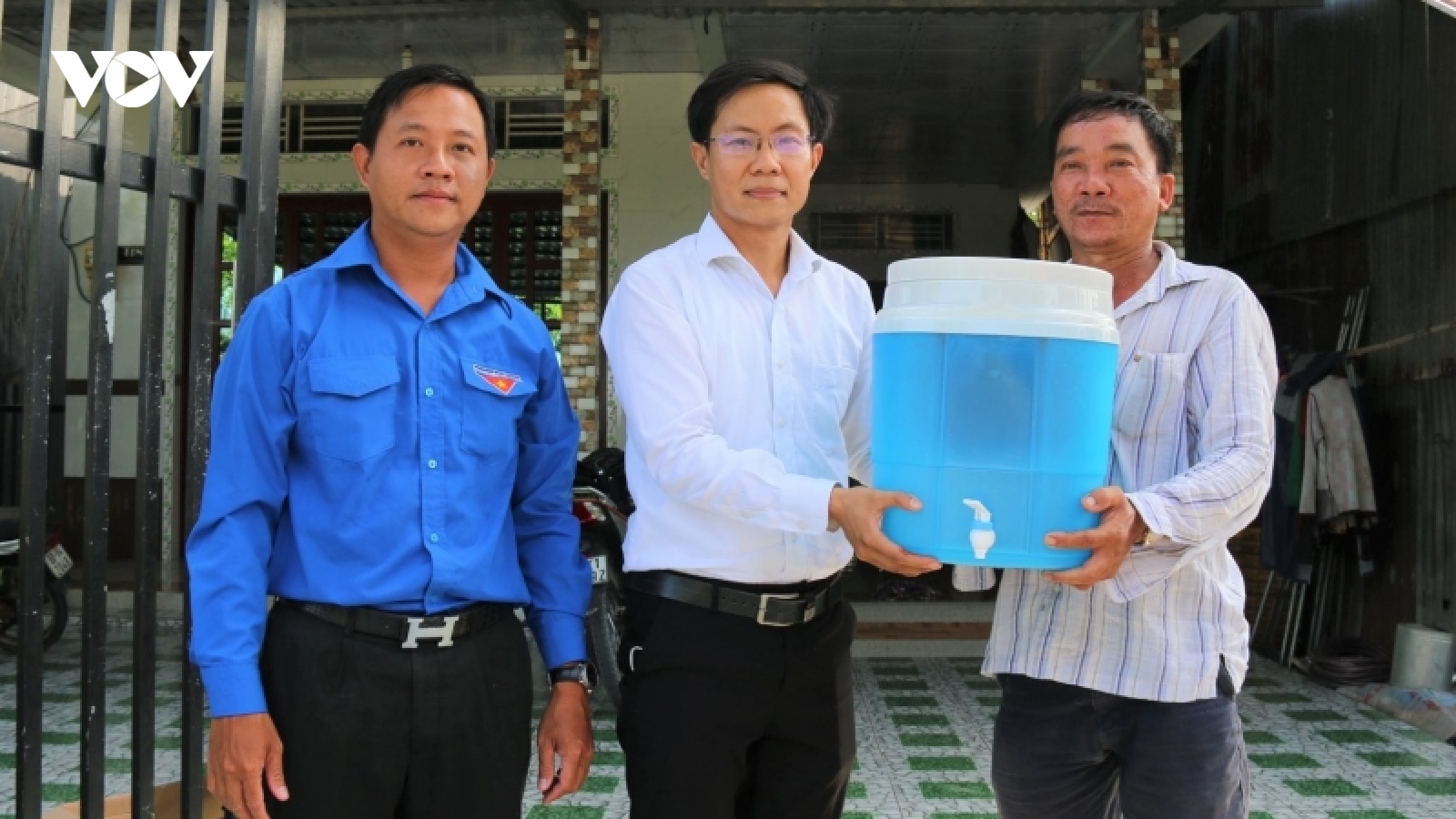 Cần Thơ phát miễn phí 11.241 bình lọc nước cho người dân vùng sâu, vùng xa