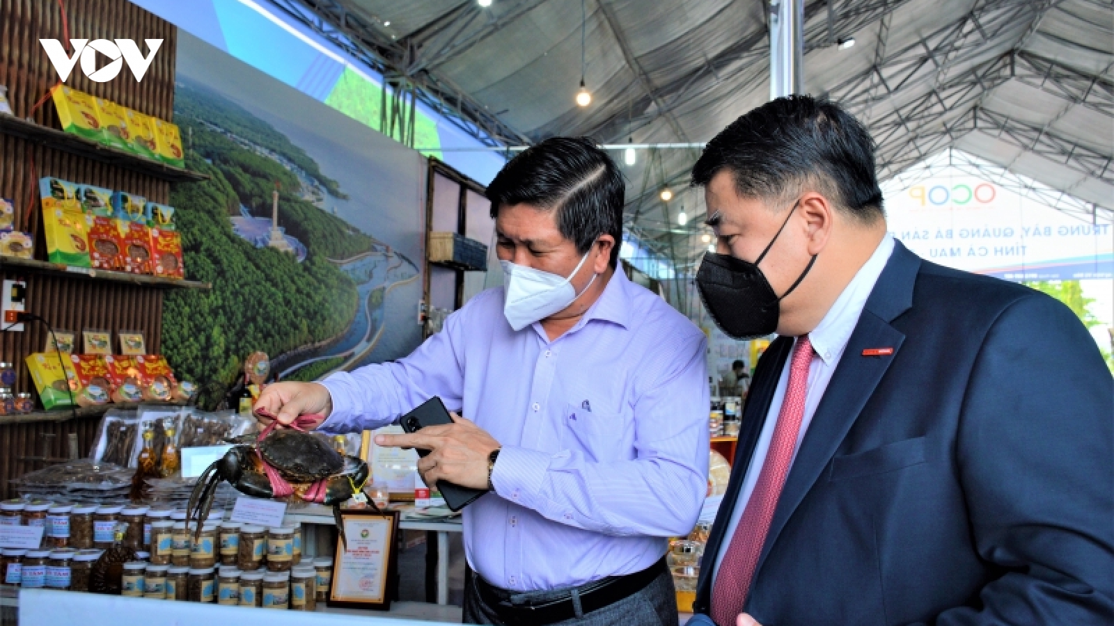 Đặc sản tôm khô, cua Cà Mau tràn ngập các gian hàng sản phẩm OCOP