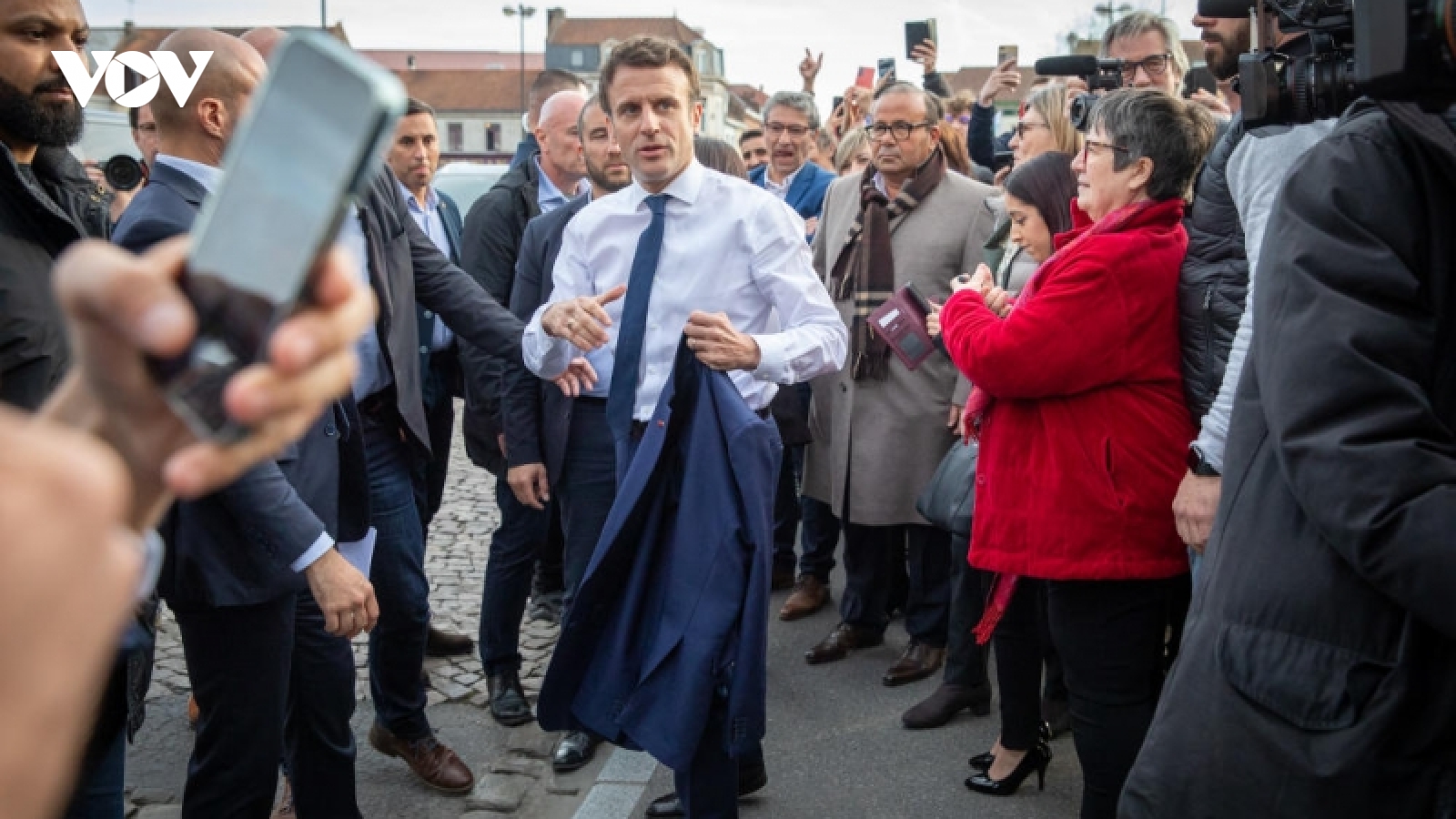 Bầu cử Tổng thống Pháp: Ông Macron và bà Le Pen chạy đua vận động cử tri cho vòng 2