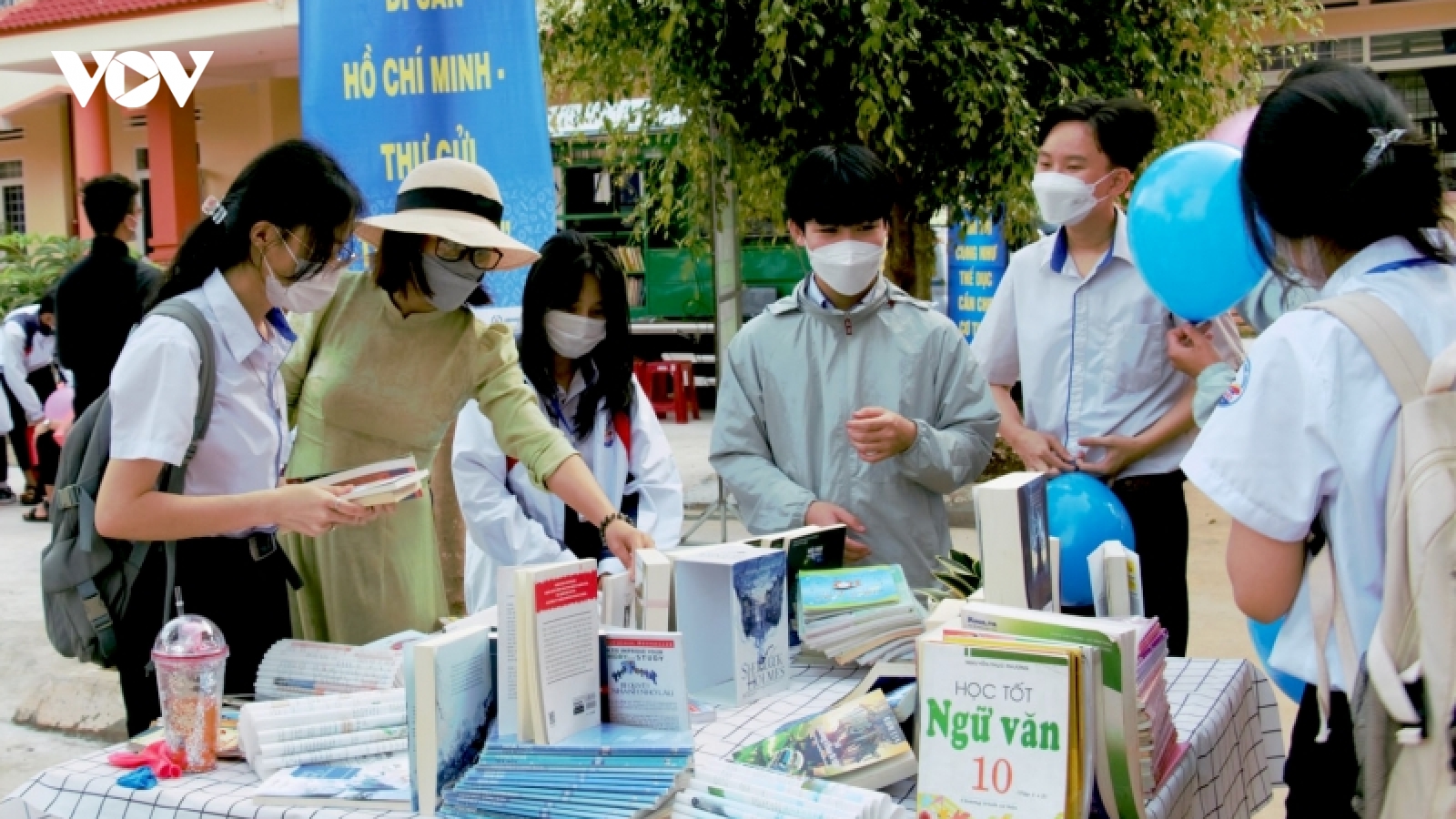Sách và tuổi trẻ học đường đến với học sinh vùng xa Đắk Lắk