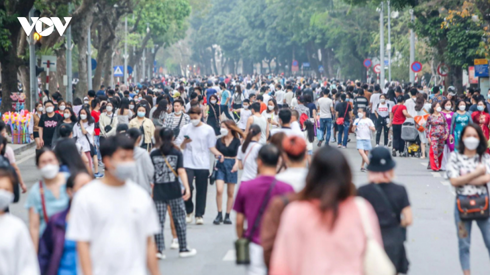 Nghịch lý trẻ vui chơi trên phố đi bộ nhưng trường học vẫn đóng cửa