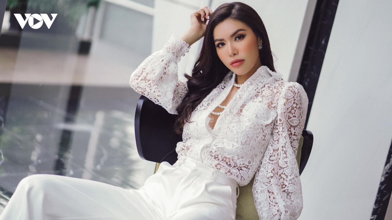 Siêu mẫu Minh Tú đẹp dịu dàng với áo ren xuyên thấu ở Hà Nội