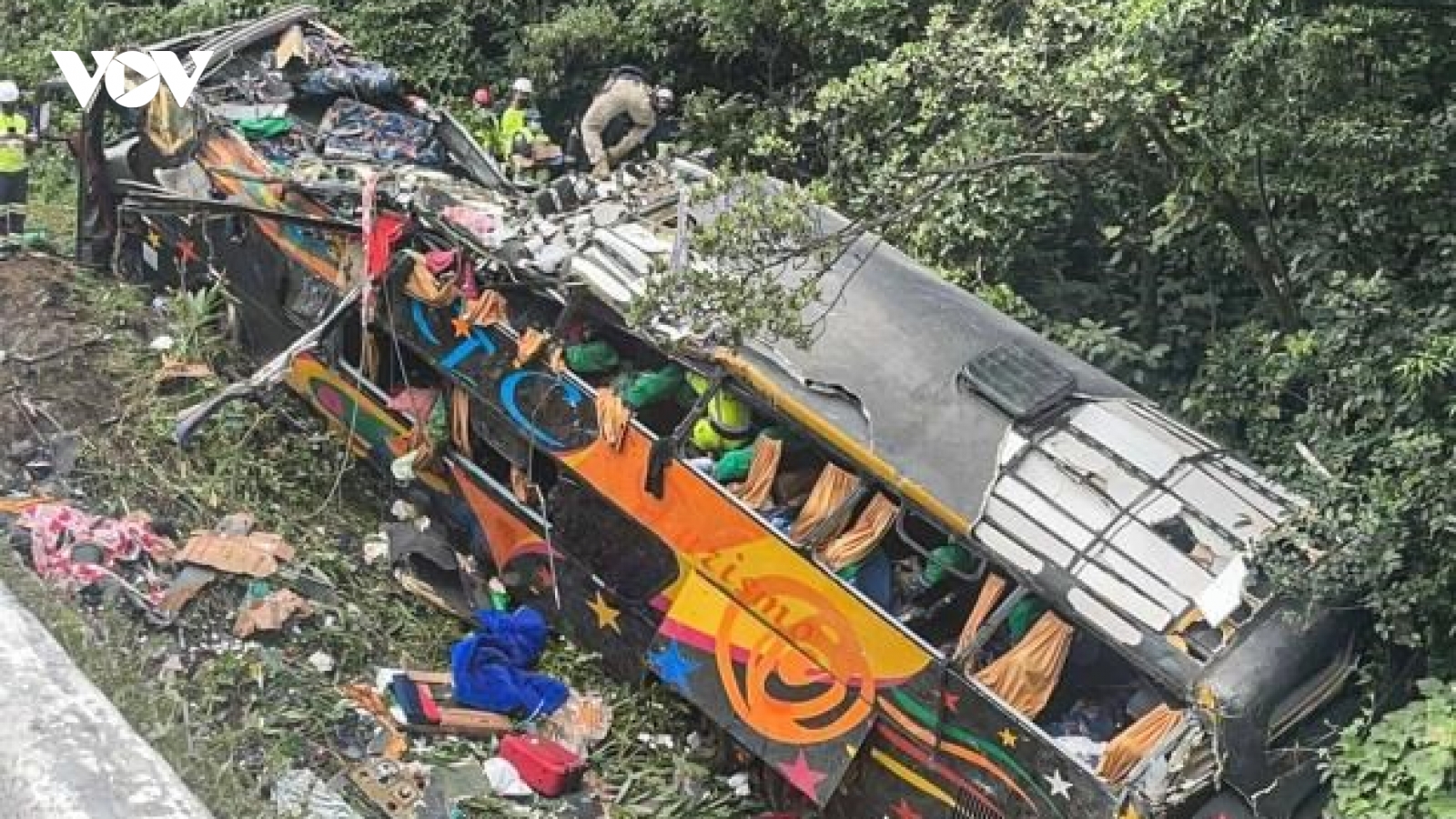 Xe buýt lao vào vách đá làm 11 người thiệt mạng ở Brazil