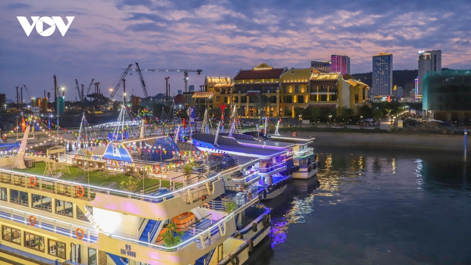 Sản phẩm du lịch mới: Dự tiệc và ngắm Hạ Long về đêm trên du thuyền