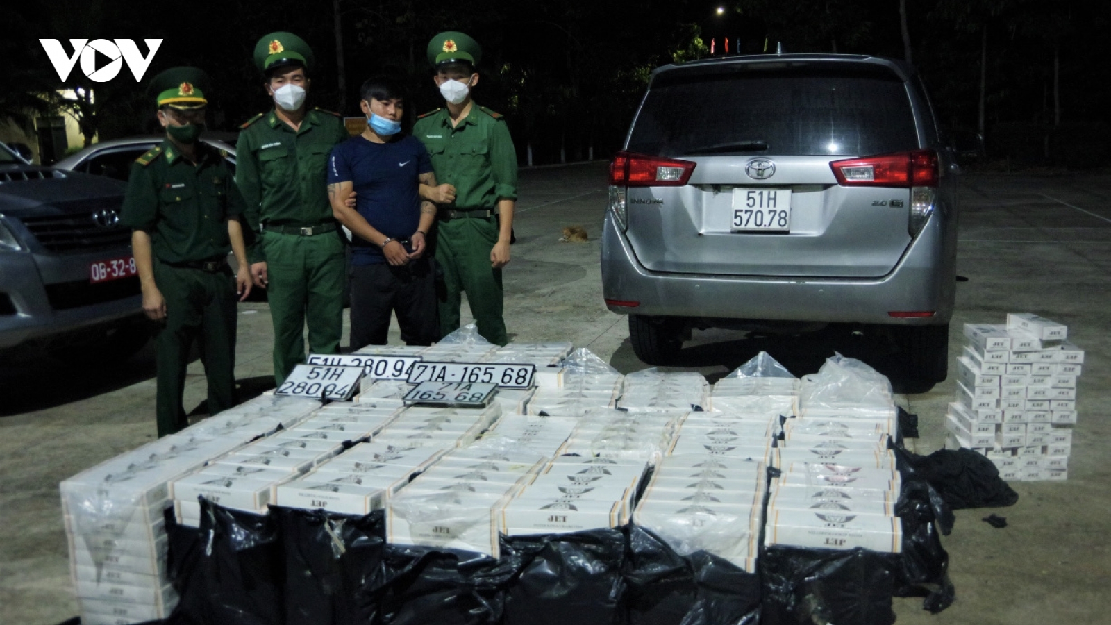 Dùng ô tô biển số giả vận chuyển 12.500 bao thuốc lá nhập lậu