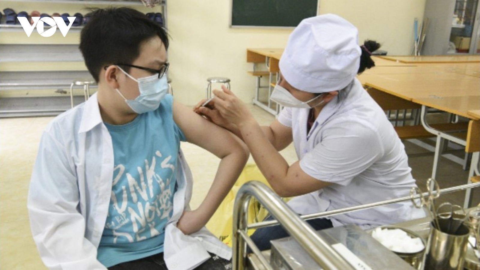 Daily infections continue to plunge as child vaccinations start in major cities