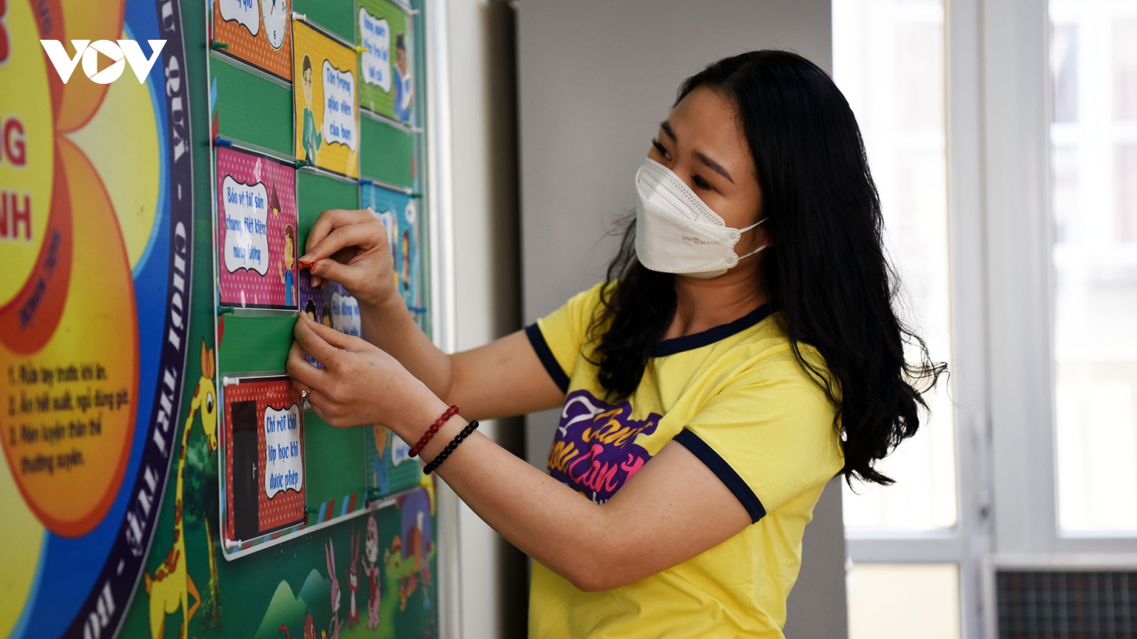 Trường tiểu học ở Hà Nội tất bật dọn dẹp, chuẩn bị đón học sinh trở lại