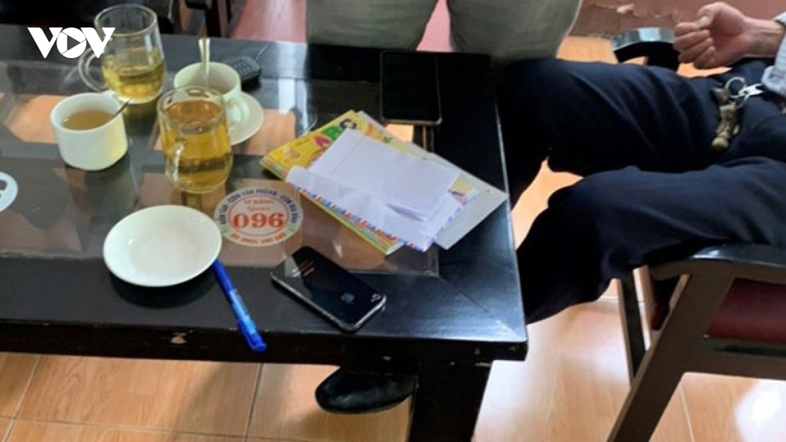 Vợ vào nhà nghỉ bắt ghen, ép tình địch viết giấy nợ 120 triệu đồng: Khởi tố 2 bị can