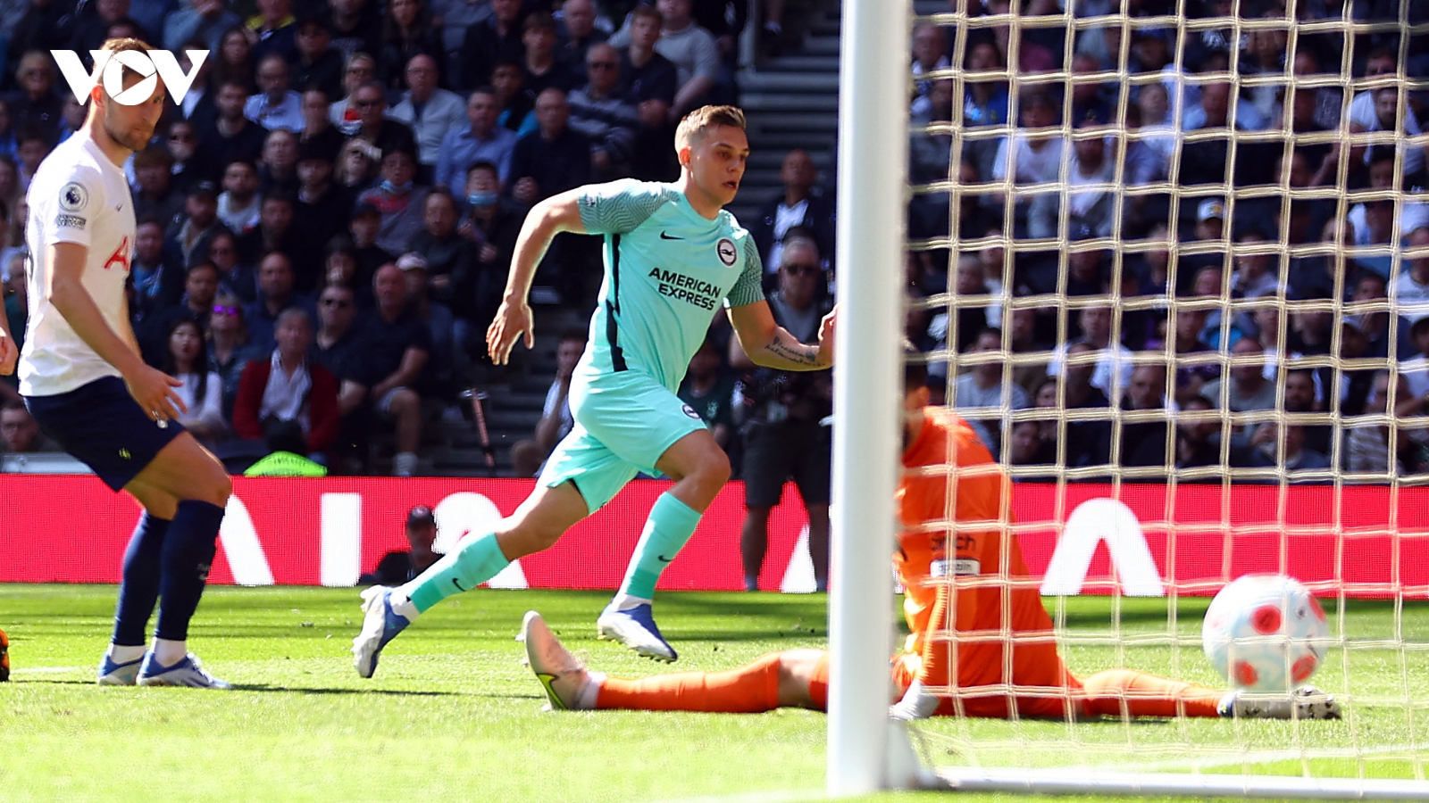 Tottenham sảy chân trong cuộc đua top 4 Ngoại hạng Anh