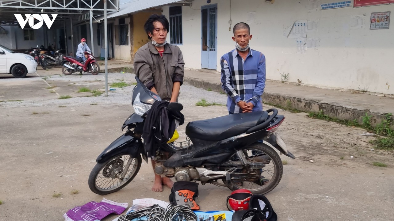 Cắt trộm dây điện bán lấy tiền mua ma túy