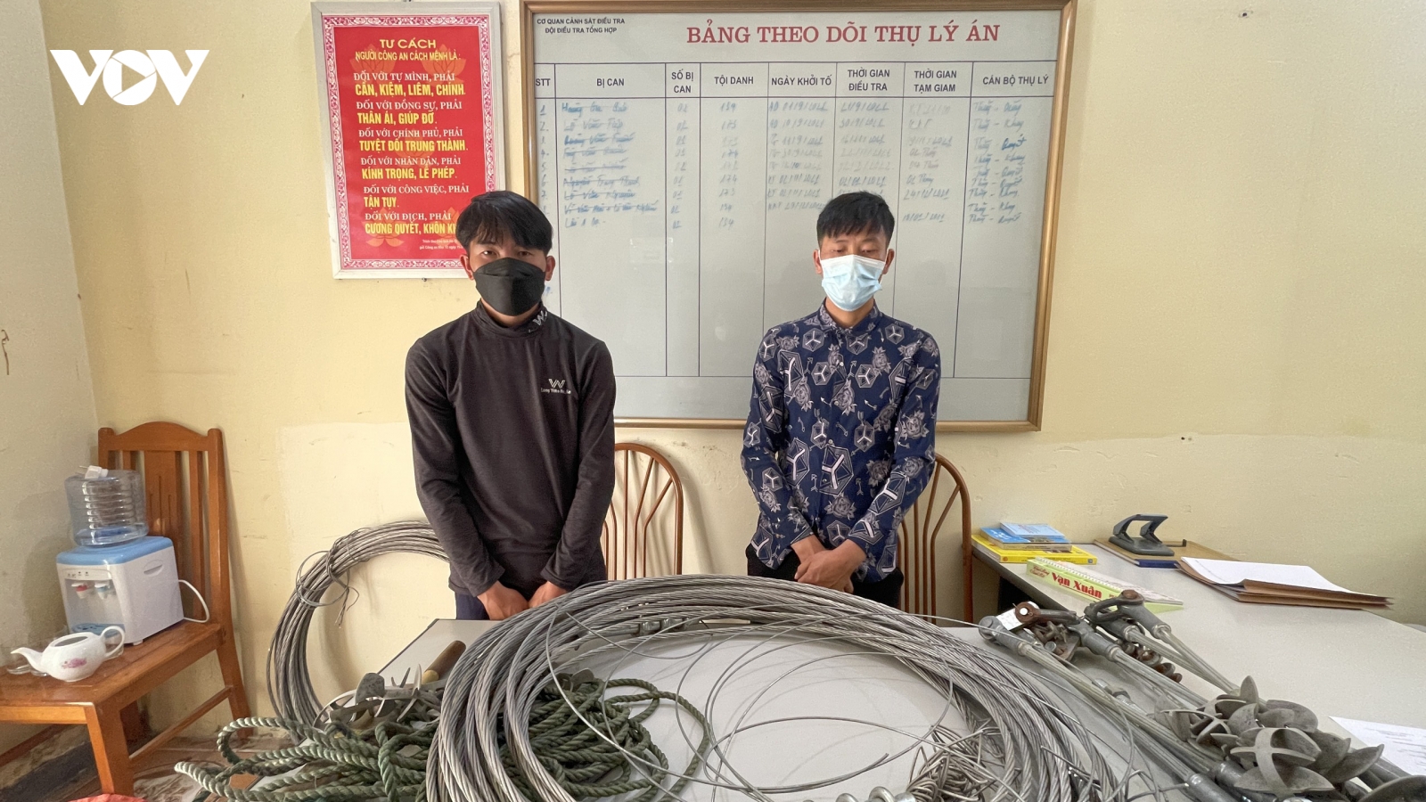 Trộm một loạt thiết bị điện để bán kiếm tiền tiêu xài
