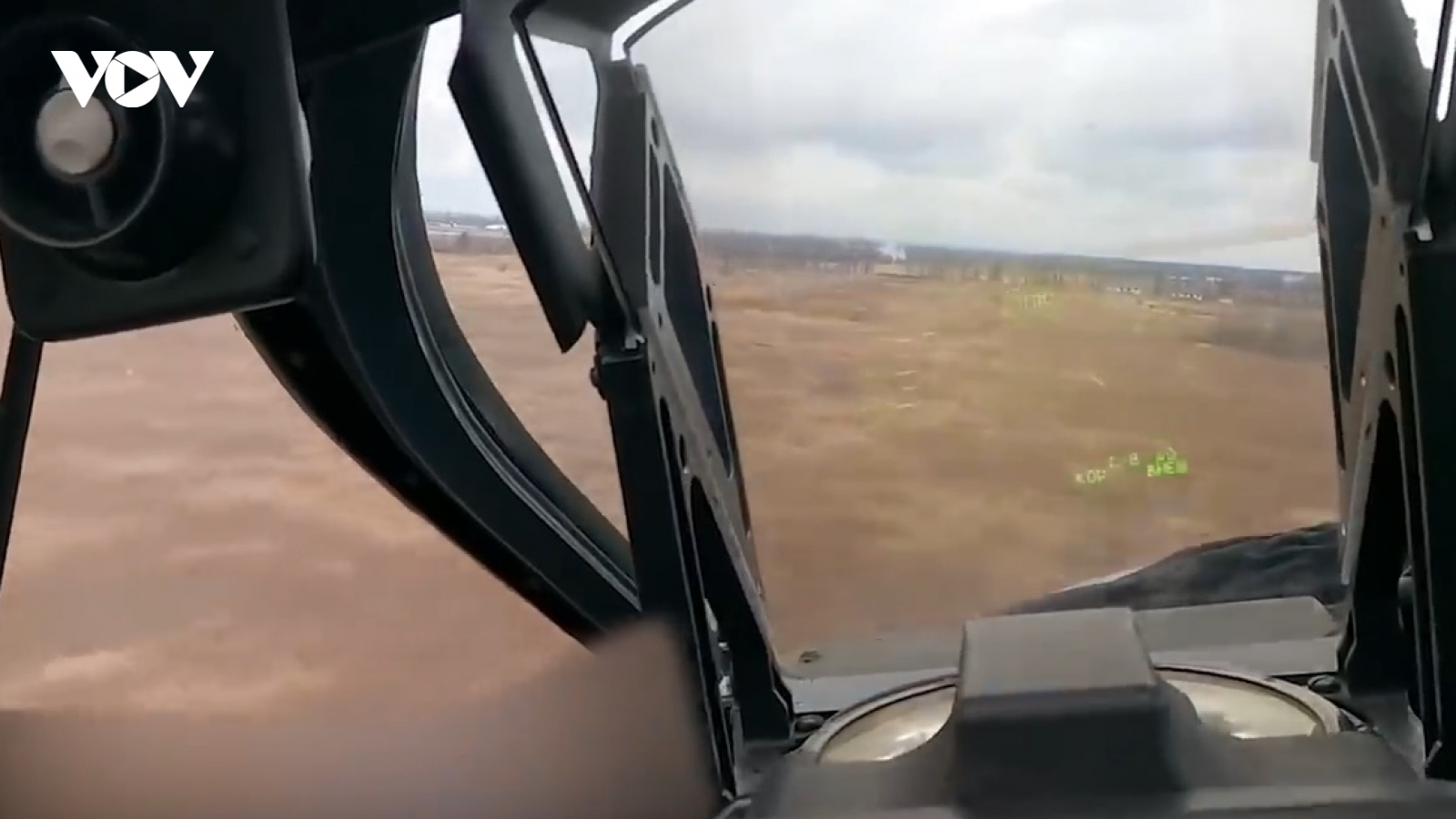 Trực thăng Ka-52 của Nga phóng rocket xuống sân bay Hostomel (Ukraine) trước khi trúng đạn
