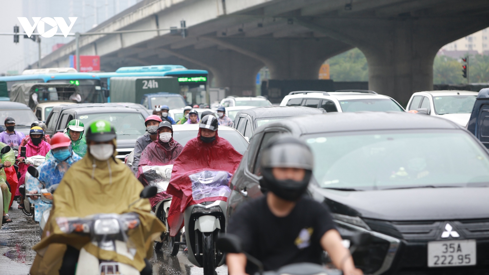 Người dân về quê nghỉ lễ, nhiều tuyến đường cửa ngõ Hà Nội ùn tắc