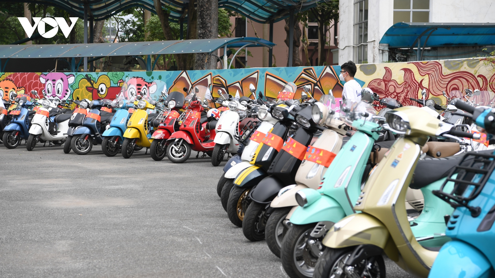 Hàng nghìn chiếc Vespa "tụ hội" tại Hoàng Thành Thăng Long