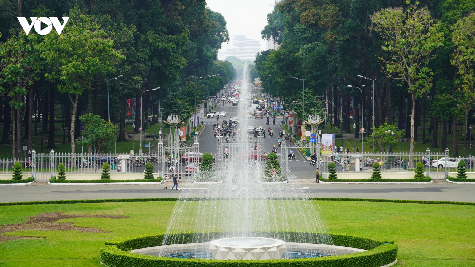 Nhiều người dân chọn tham quan những địa điểm quen thuộc ở TP.HCM dịp nghỉ lễ