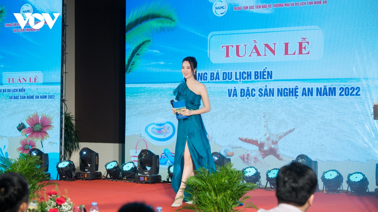 Á hậu Thuỵ Vân rạng rỡ ở toạ đàm du lịch Nghệ An