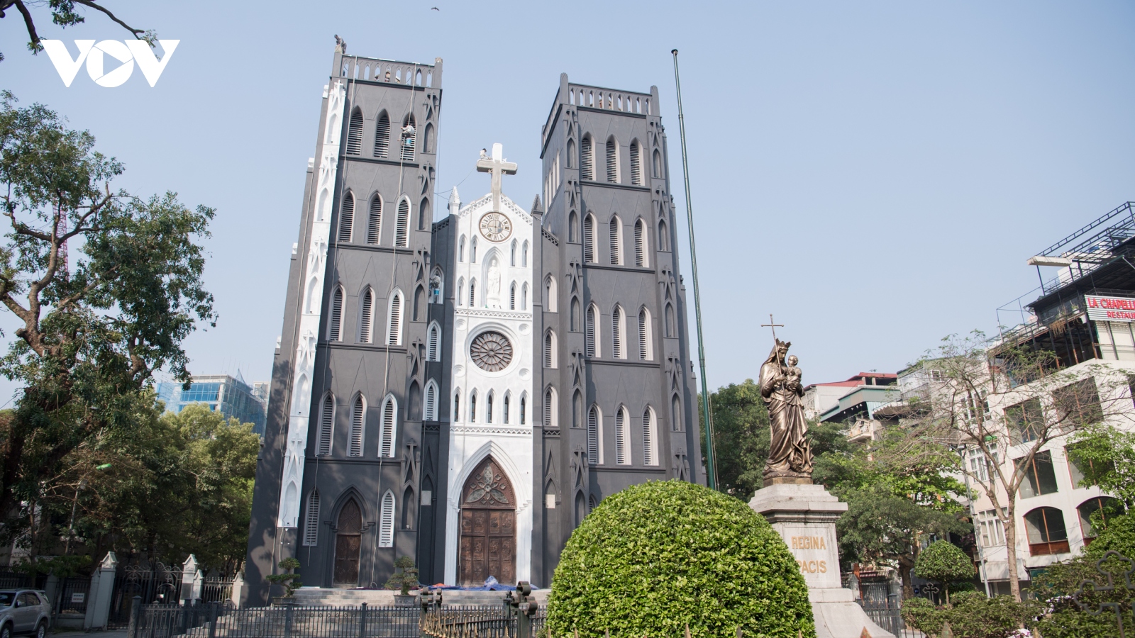 Ngỡ ngàng diện mạo khác lạ của Nhà thờ Lớn Hà Nội sau nhiều tháng sửa chữa