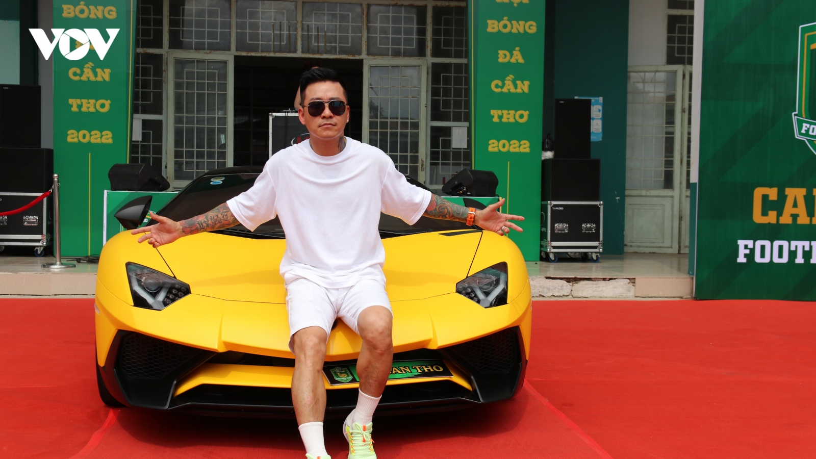 Tuấn Hưng diễu hành siêu xe, hát cực sung trong Ngày hội bóng đá Cần Thơ