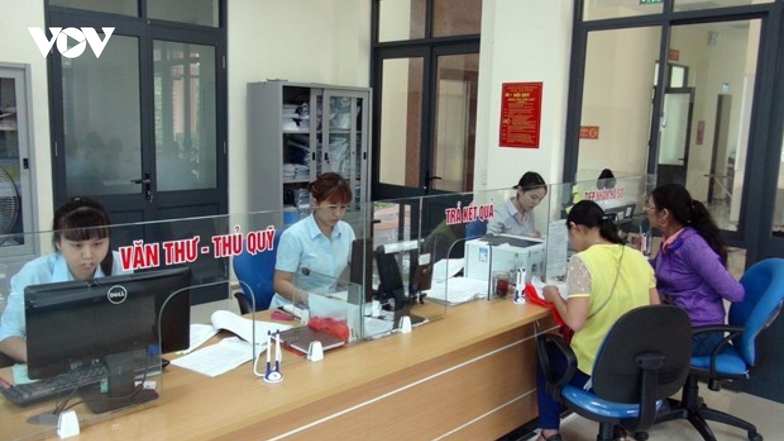 Kéo dài thời gian nâng bậc lương 12 tháng với người bị cách chức