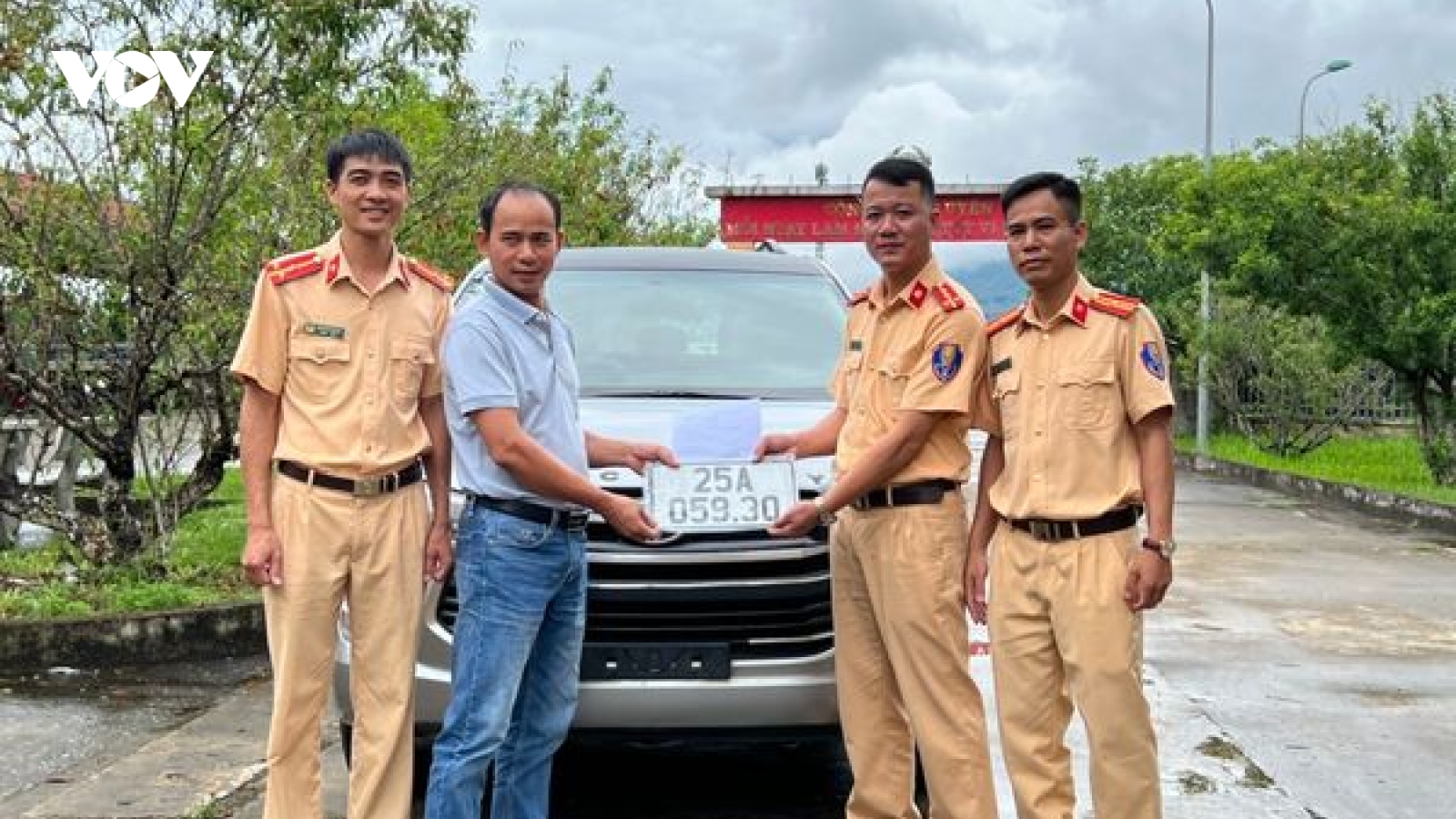 Lai Châu thực hiện đăng ký xe mô tô và ô tô tại Công an 13 xã, huyện
