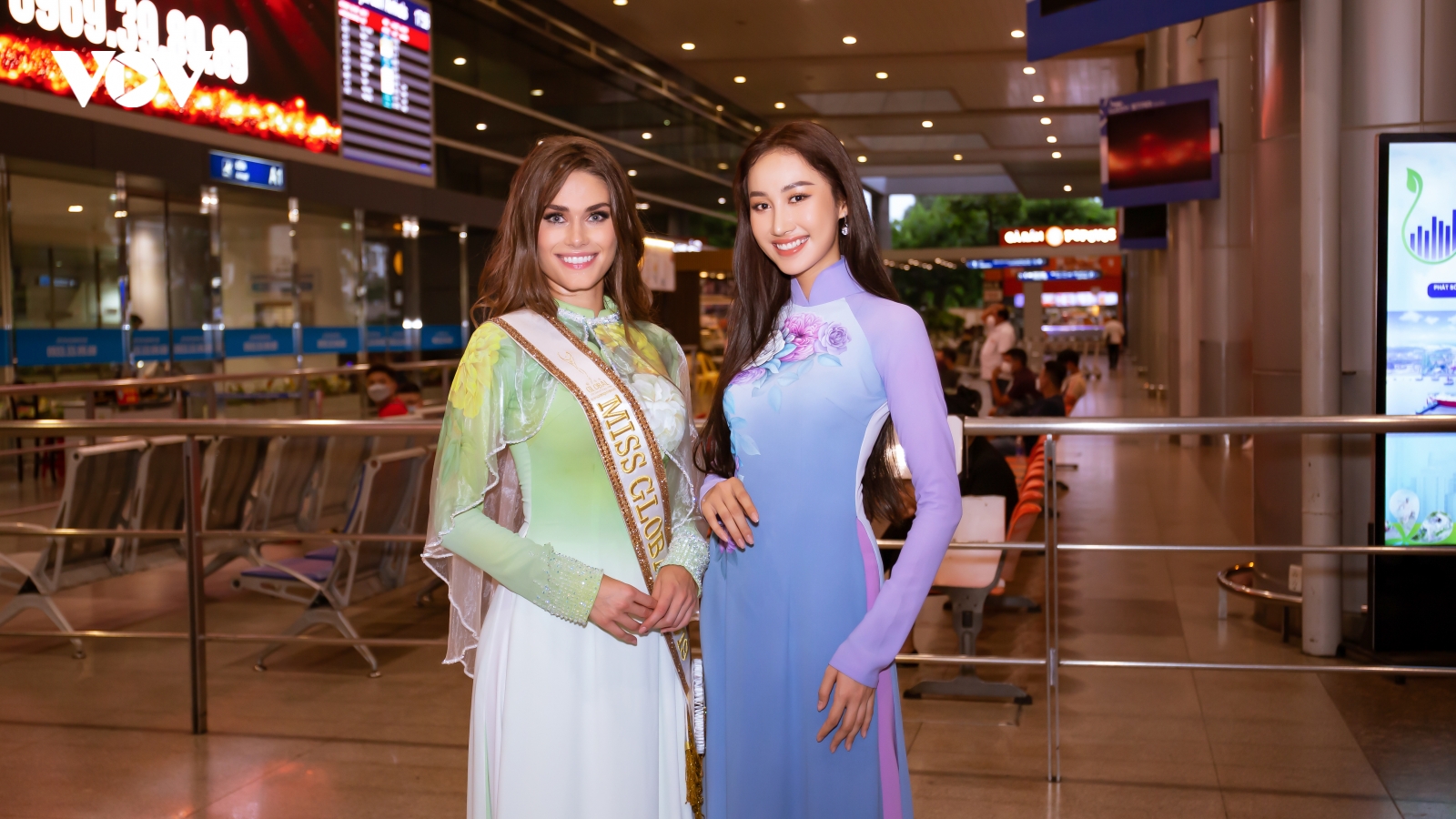 Đoàn Hồng Trang diện áo dài lụa ra sân bay đón Miss Global 2019 đến Việt Nam